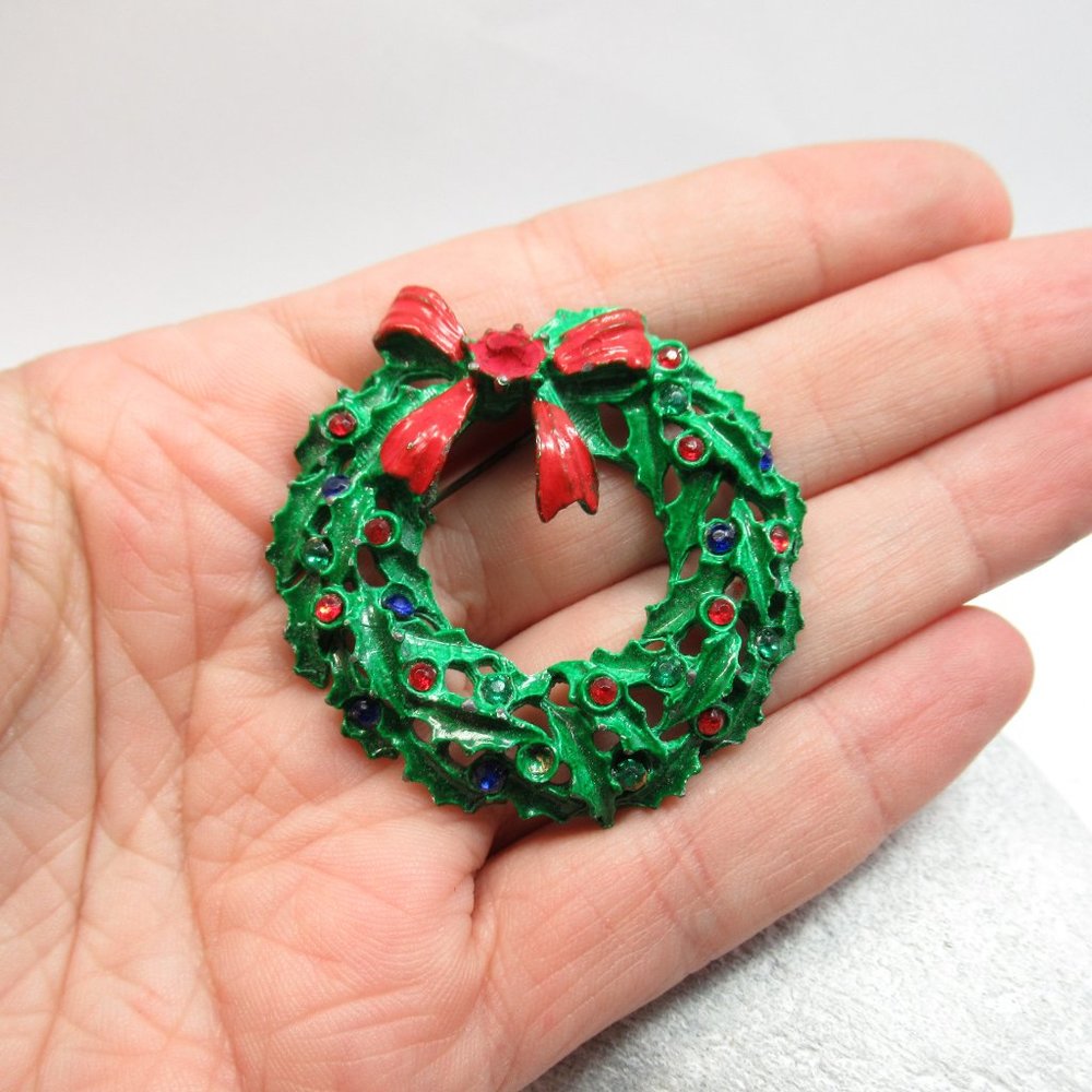 Vintage metal wreath brooch
